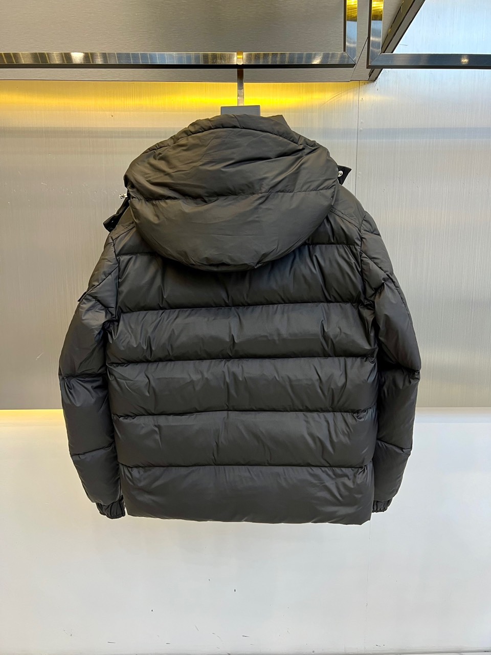 蒙口/Moncler2024秋冬新款经典男女同款双标刺绣羽绒服该款短款派克羽绒采用亮面漆皮面料制成服装满