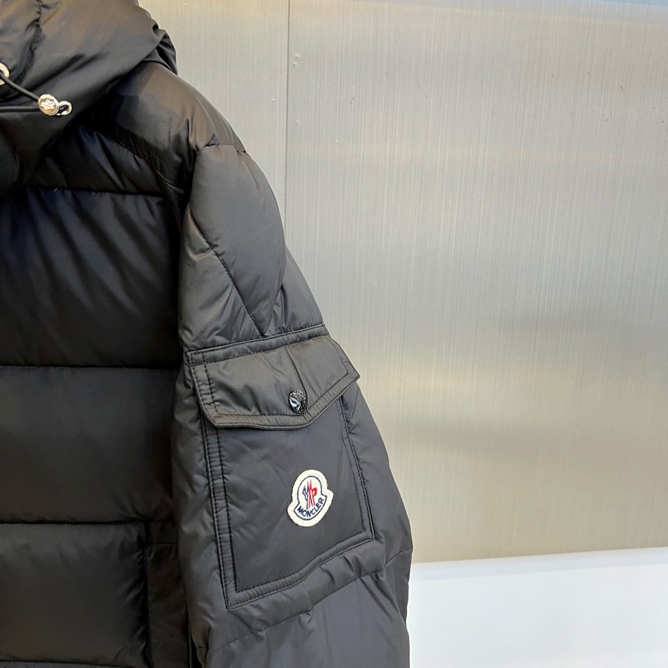 蒙口/Moncler2024秋冬新款经典男女同款双标刺绣羽绒服该款短款派克羽绒采用亮面漆皮面料制成服装满