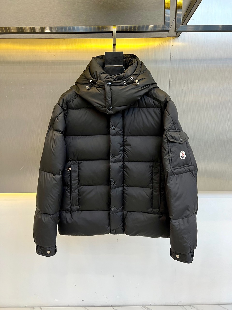 蒙口/Moncler2024秋冬新款经典男女同款双标刺绣羽绒服该款短款派克羽绒采用亮面漆皮面料制成服装满