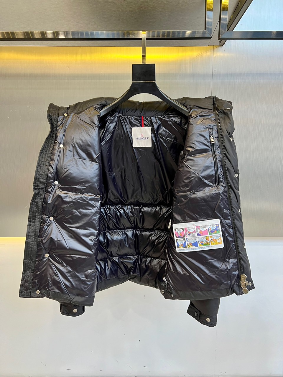 蒙口/Moncler2024秋冬新款经典男女同款双标刺绣羽绒服该款短款派克羽绒采用亮面漆皮面料制成服装满