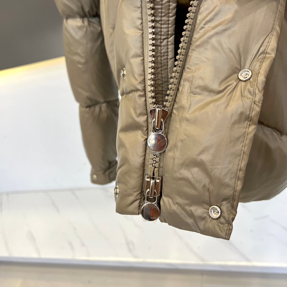 蒙口/Moncler2024秋冬新款经典男女同款双标刺绣羽绒服该款短款派克羽绒采用亮面漆皮面料制成服装满