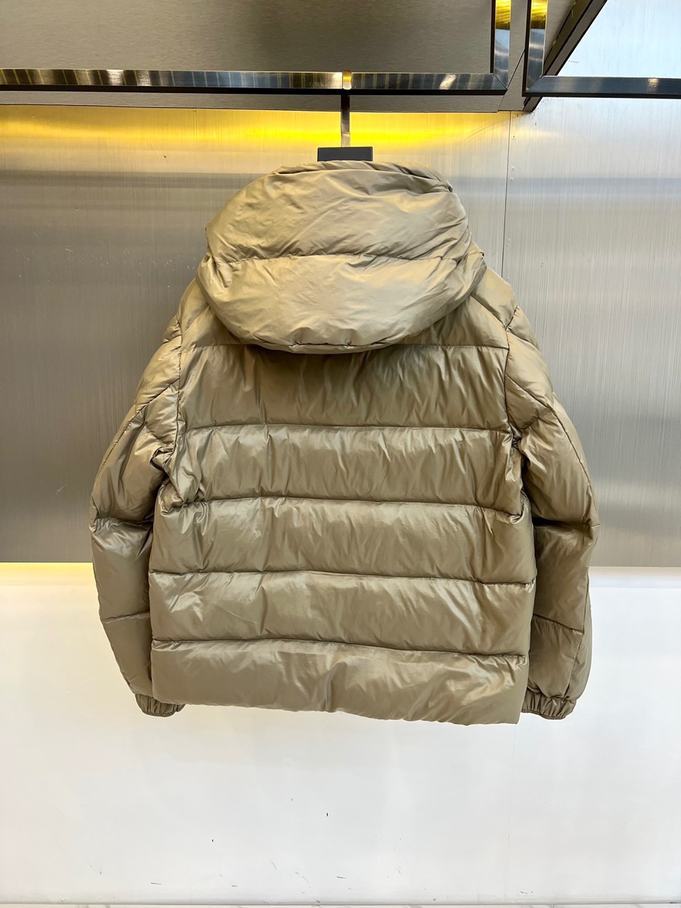 蒙口/Moncler2024秋冬新款经典男女同款双标刺绣羽绒服该款短款派克羽绒采用亮面漆皮面料制成服装满