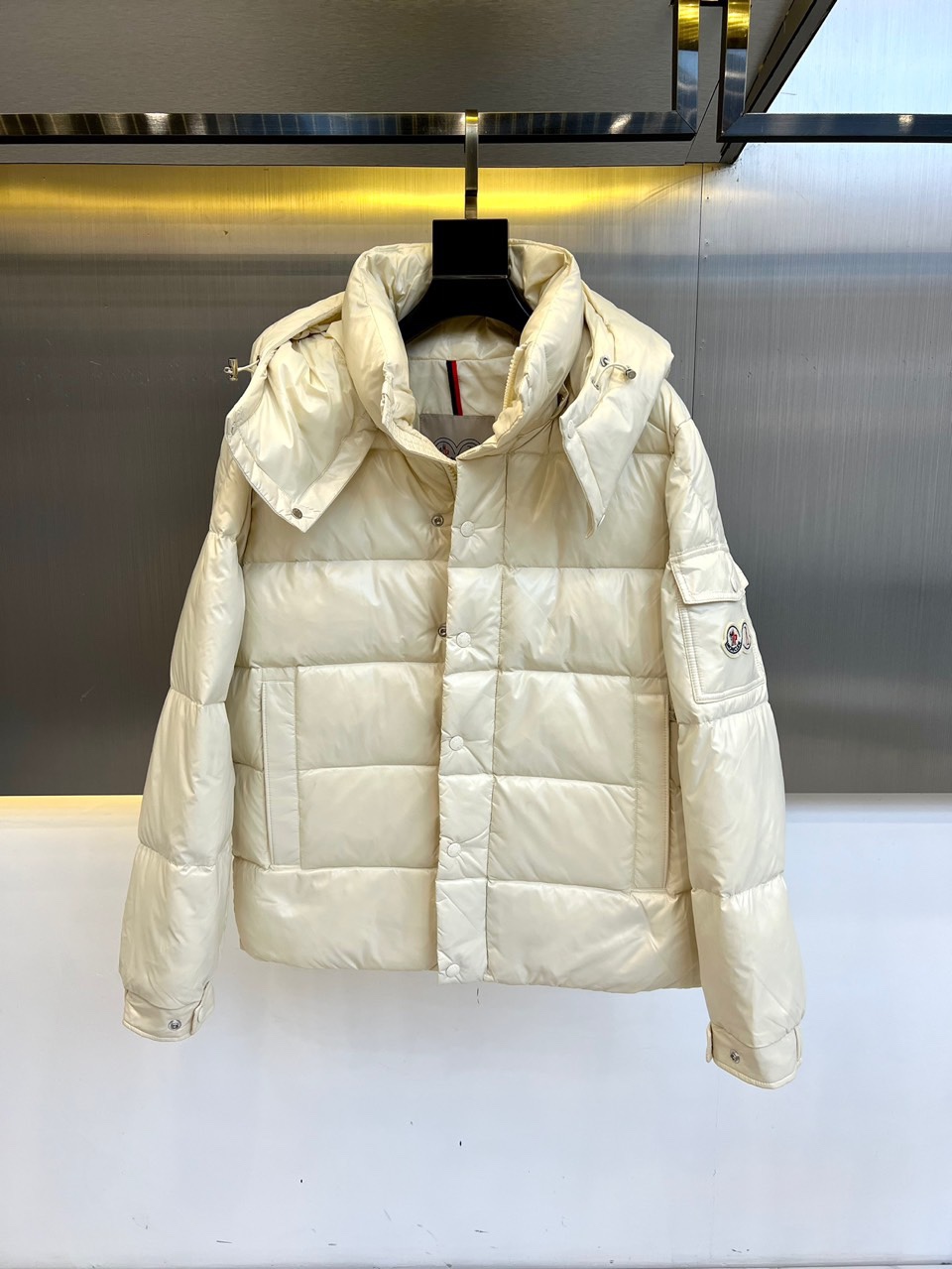 蒙口/Moncler2024秋冬新款经典男女同款双标刺绣羽绒服该款短款派克羽绒采用亮面漆皮面料制成服装满