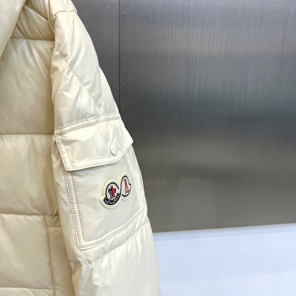 蒙口/Moncler2024秋冬新款经典男女同款双标刺绣羽绒服该款短款派克羽绒采用亮面漆皮面料制成服装满