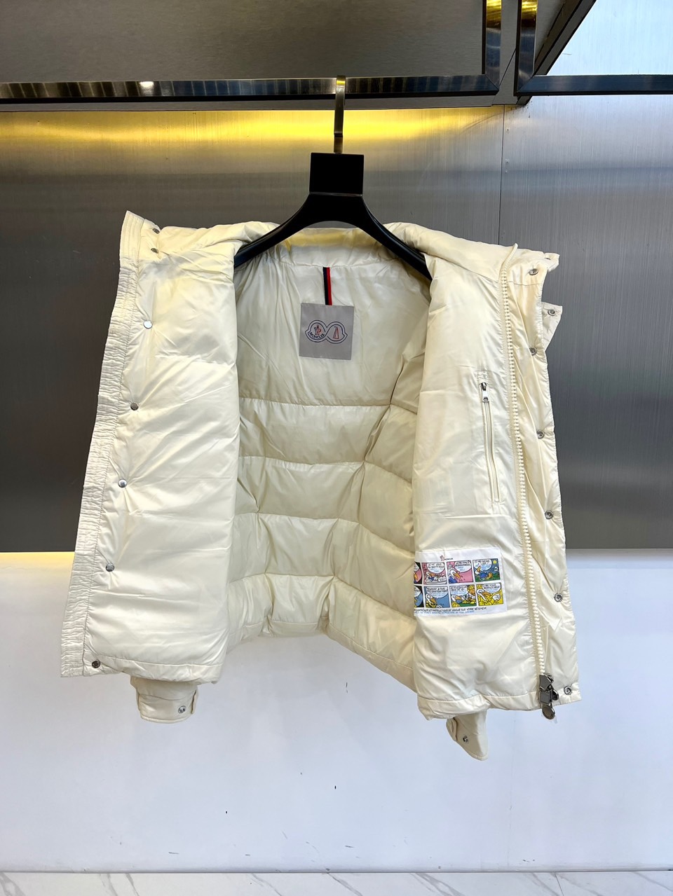 蒙口/Moncler2024秋冬新款经典男女同款双标刺绣羽绒服该款短款派克羽绒采用亮面漆皮面料制成服装满