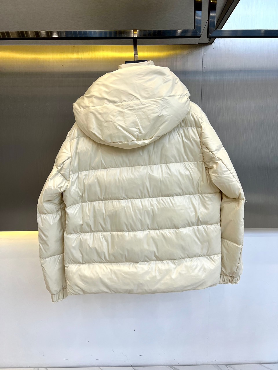 蒙口/Moncler2024秋冬新款经典男女同款双标刺绣羽绒服该款短款派克羽绒采用亮面漆皮面料制成服装满