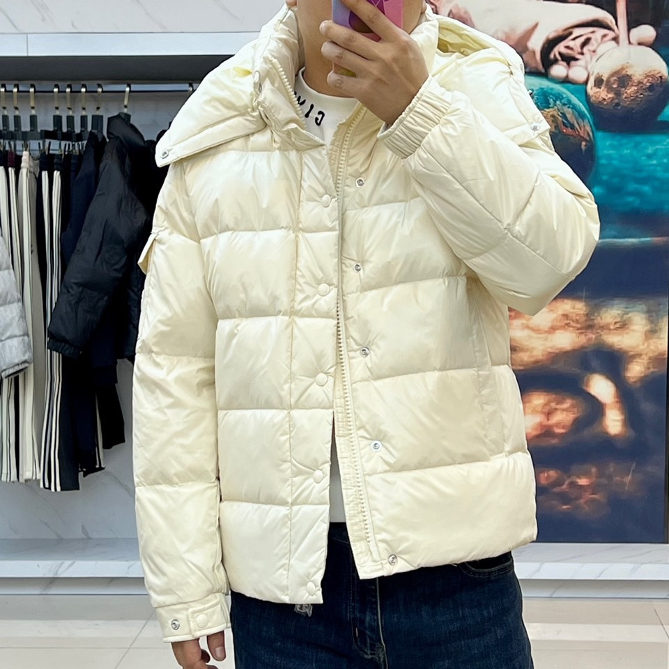 蒙口/Moncler2024秋冬新款经典男女同款双标刺绣羽绒服该款短款派克羽绒采用亮面漆皮面料制成服装满