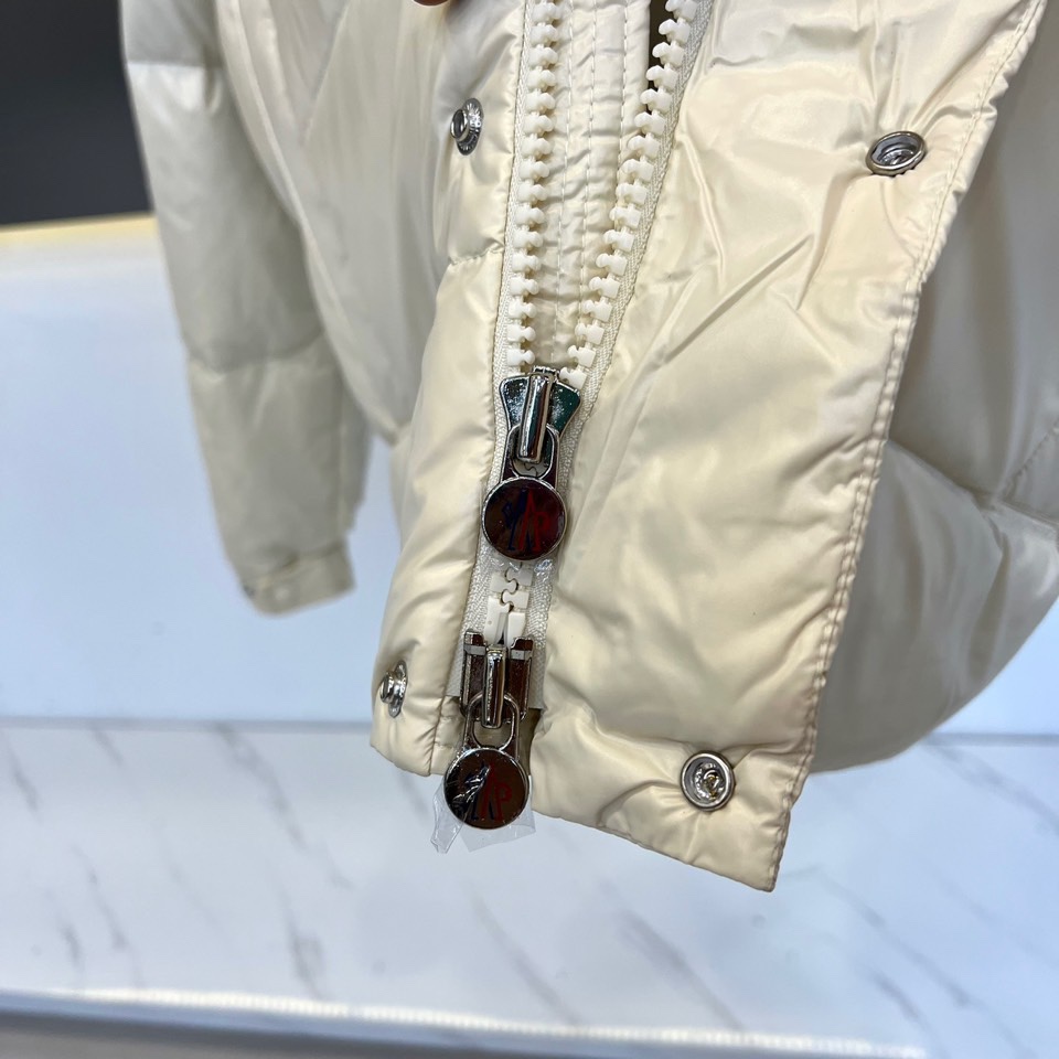 蒙口/Moncler2024秋冬新款经典男女同款双标刺绣羽绒服该款短款派克羽绒采用亮面漆皮面料制成服装满