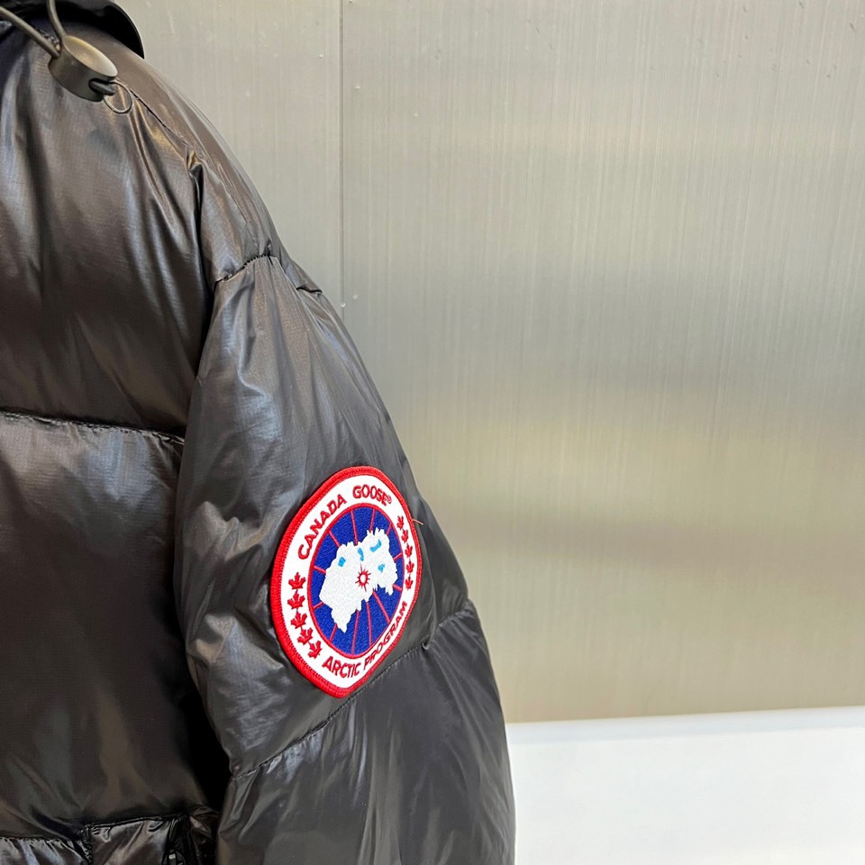 CanadaGoose/加拿大鹅24FW新款Crofton防寒保暖连帽泡芙羽绒服Crofton系列的新款