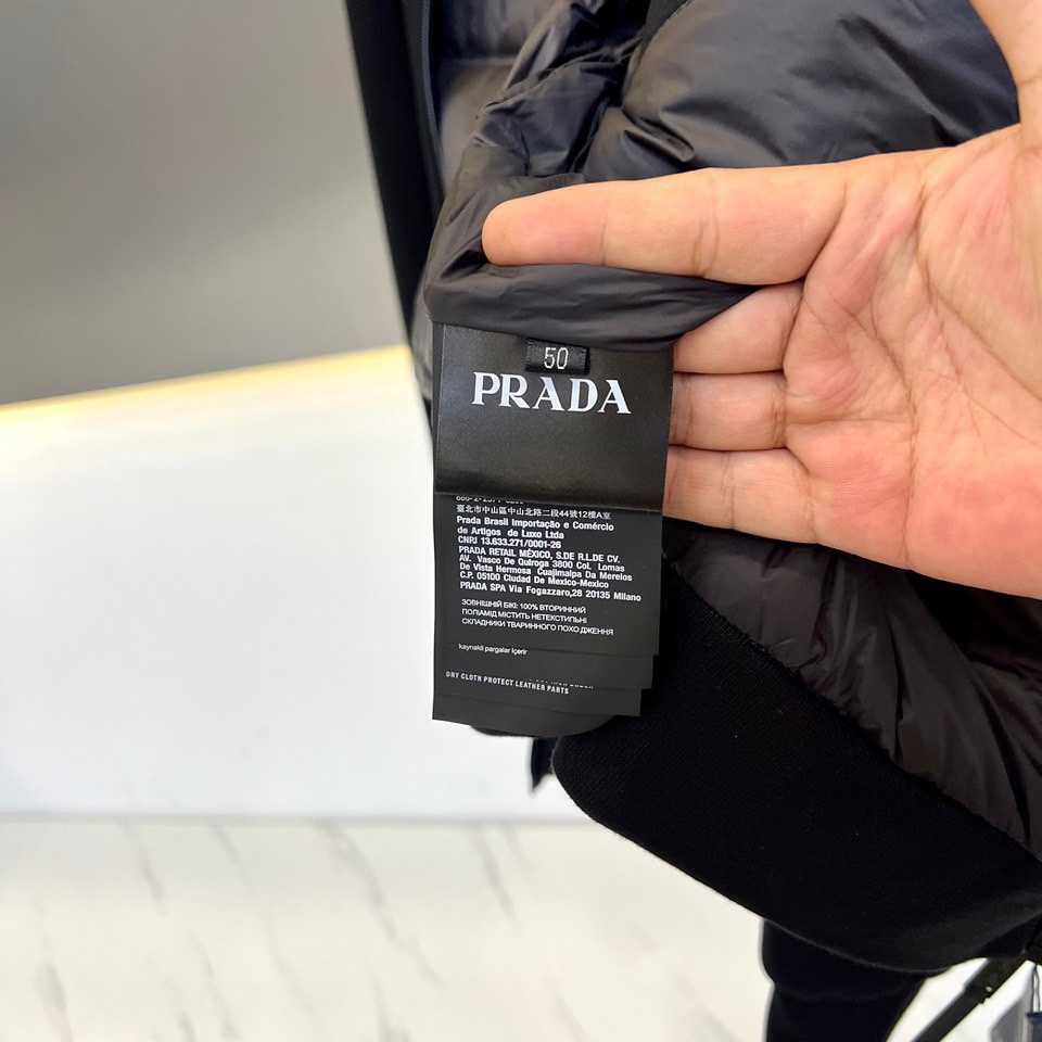 Prada/普拉达鹅绒24冬季新款经典徽章连帽羽绒服夹克外套24冬季立体金属三角标纯色连帽羽绒服加厚鹅绒