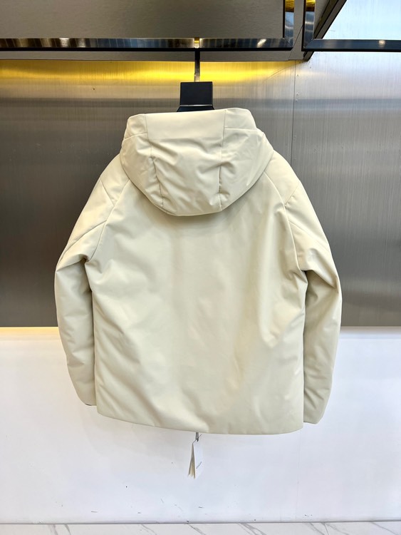 Gucc古驰鹅绒24s秋冬新款尼龙连帽羽绒服外套连帽马羽绒服外套！以现代和动感的款式对其进行更新！一件背