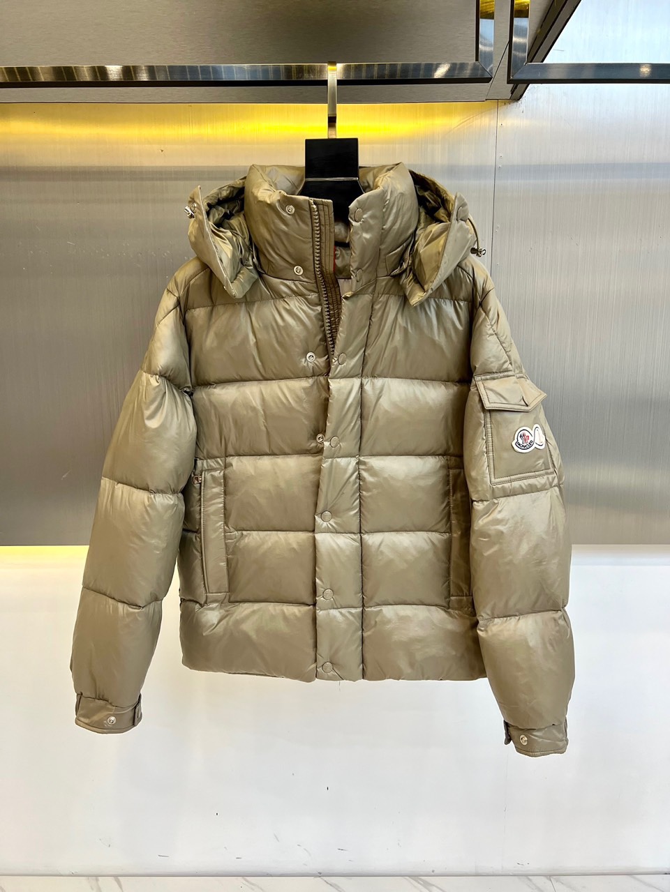 蒙口/Moncler2024秋冬新款经典男女同款双标刺绣羽绒服该款短款派克羽绒采用亮面漆皮面料制成服装满