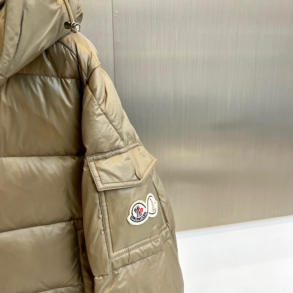 蒙口/Moncler2024秋冬新款经典男女同款双标刺绣羽绒服该款短款派克羽绒采用亮面漆皮面料制成服装满