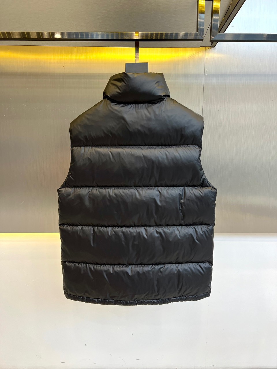 Moncler/蒙口24秋冬新品Skarstind轻盈保暖马甲外套时尚条纹字母男士马甲羽绒服Skarst