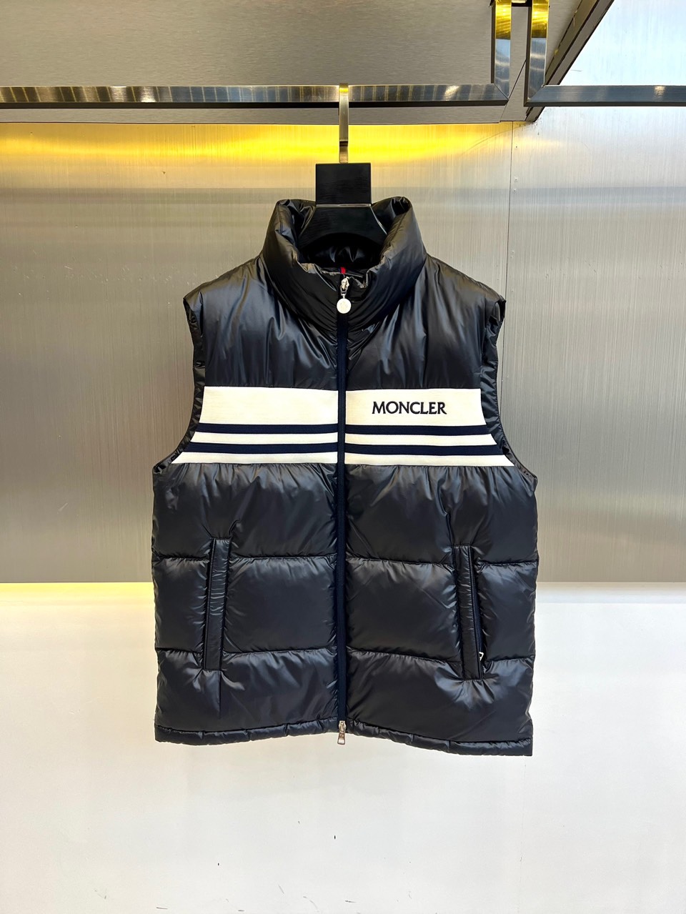 Moncler/蒙口24秋冬新品Skarstind轻盈保暖马甲外套时尚条纹字母男士马甲羽绒服Skarst