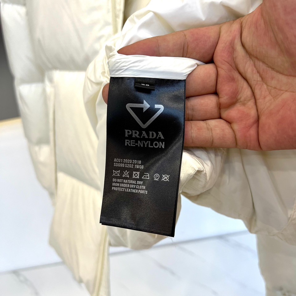 Prada/普拉达鹅绒24秋冬新款三角标立领鹅绒羽绒服防水防风羽绒服保暖外套！Prada将经典Prada