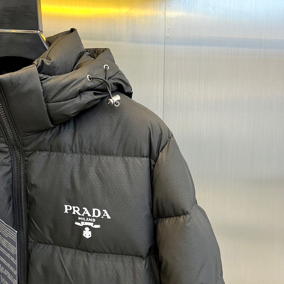 Prada/普拉达白鹅绒24FW新款胸前字母印花logo连帽羽绒服外套面料触感更是无人能敌非常的柔软爽滑