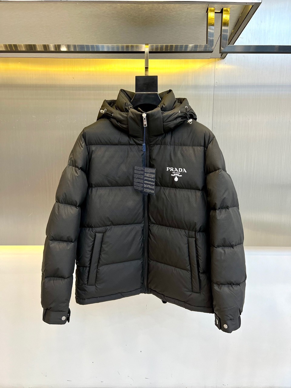 Prada/普拉达白鹅绒24FW新款胸前字母印花logo连帽羽绒服外套面料触感更是无人能敌非常的柔软爽滑