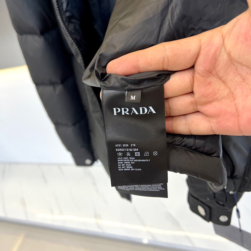 Prada/普拉达白鹅绒24FW新款胸前字母印花logo连帽羽绒服外套面料触感更是无人能敌非常的柔软爽滑