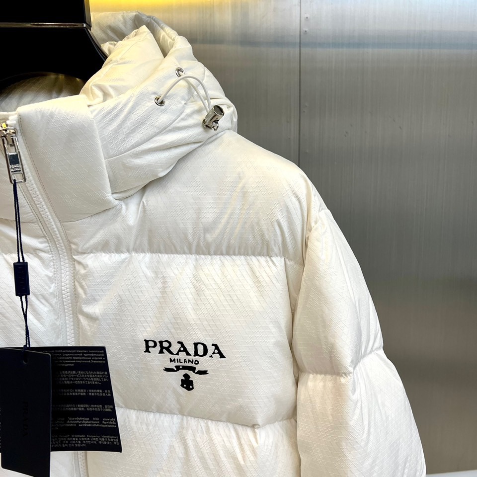 Prada/普拉达白鹅绒24FW新款胸前字母印花logo连帽羽绒服外套面料触感更是无人能敌非常的柔软爽滑