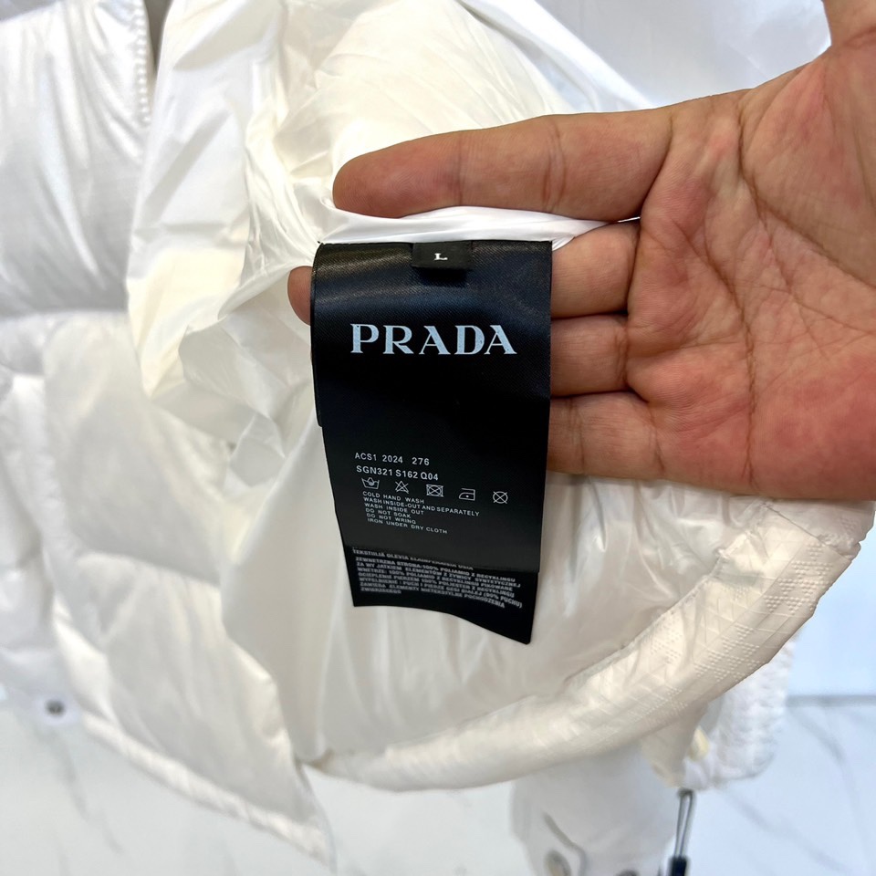 Prada/普拉达白鹅绒24FW新款胸前字母印花logo连帽羽绒服外套面料触感更是无人能敌非常的柔软爽滑