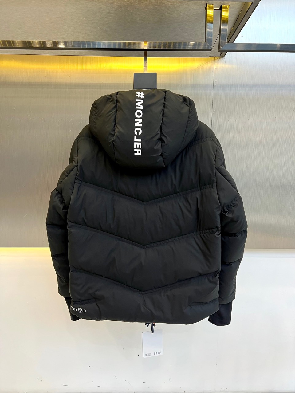 Moncler蒙口鹅绒24蒙口秋冬重磅限定滑雪系列机能防水羽绒夹克男女同款重工压胶条纹装饰时尚短款拉链连