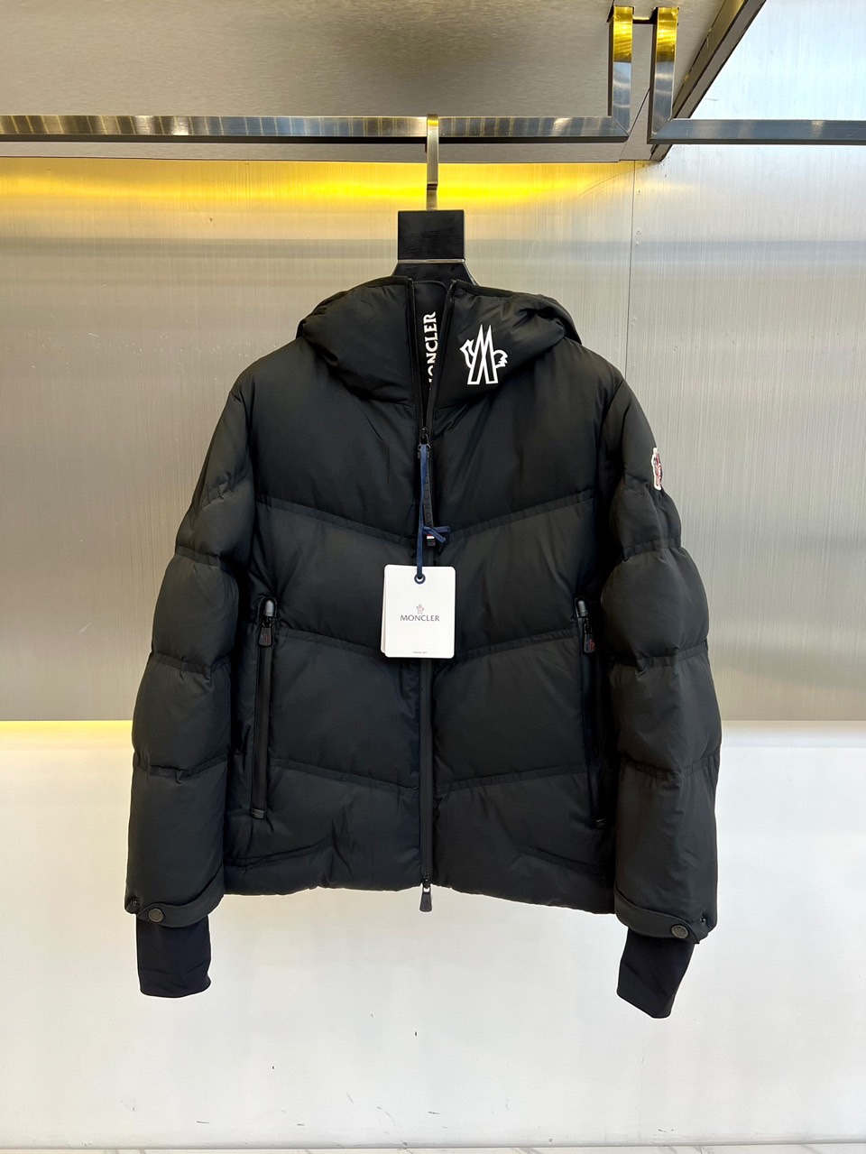 Moncler蒙口鹅绒24蒙口秋冬重磅限定滑雪系列机能防水羽绒夹克男女同款重工压胶条纹装饰时尚短款拉链连