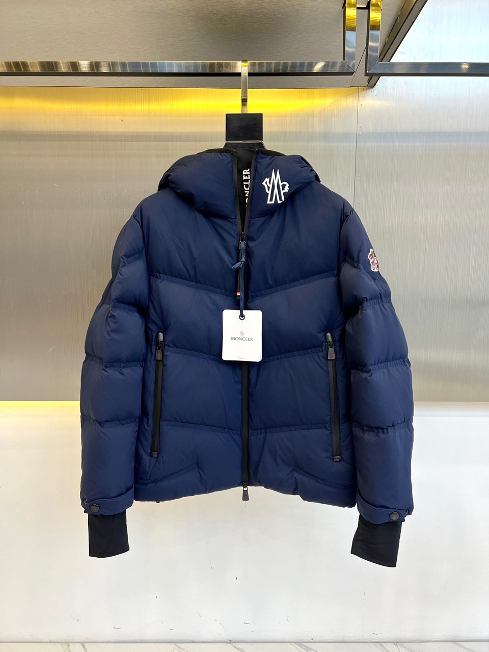 Moncler蒙口鹅绒24蒙口秋冬重磅限定滑雪系列机能防水羽绒夹克男女同款重工压胶条纹装饰时尚短款拉链连