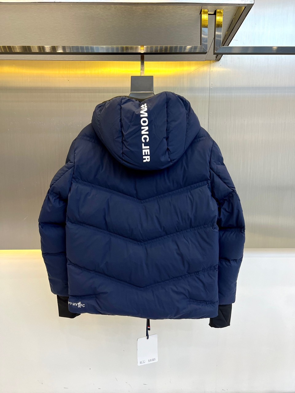 Moncler蒙口鹅绒24蒙口秋冬重磅限定滑雪系列机能防水羽绒夹克男女同款重工压胶条纹装饰时尚短款拉链连