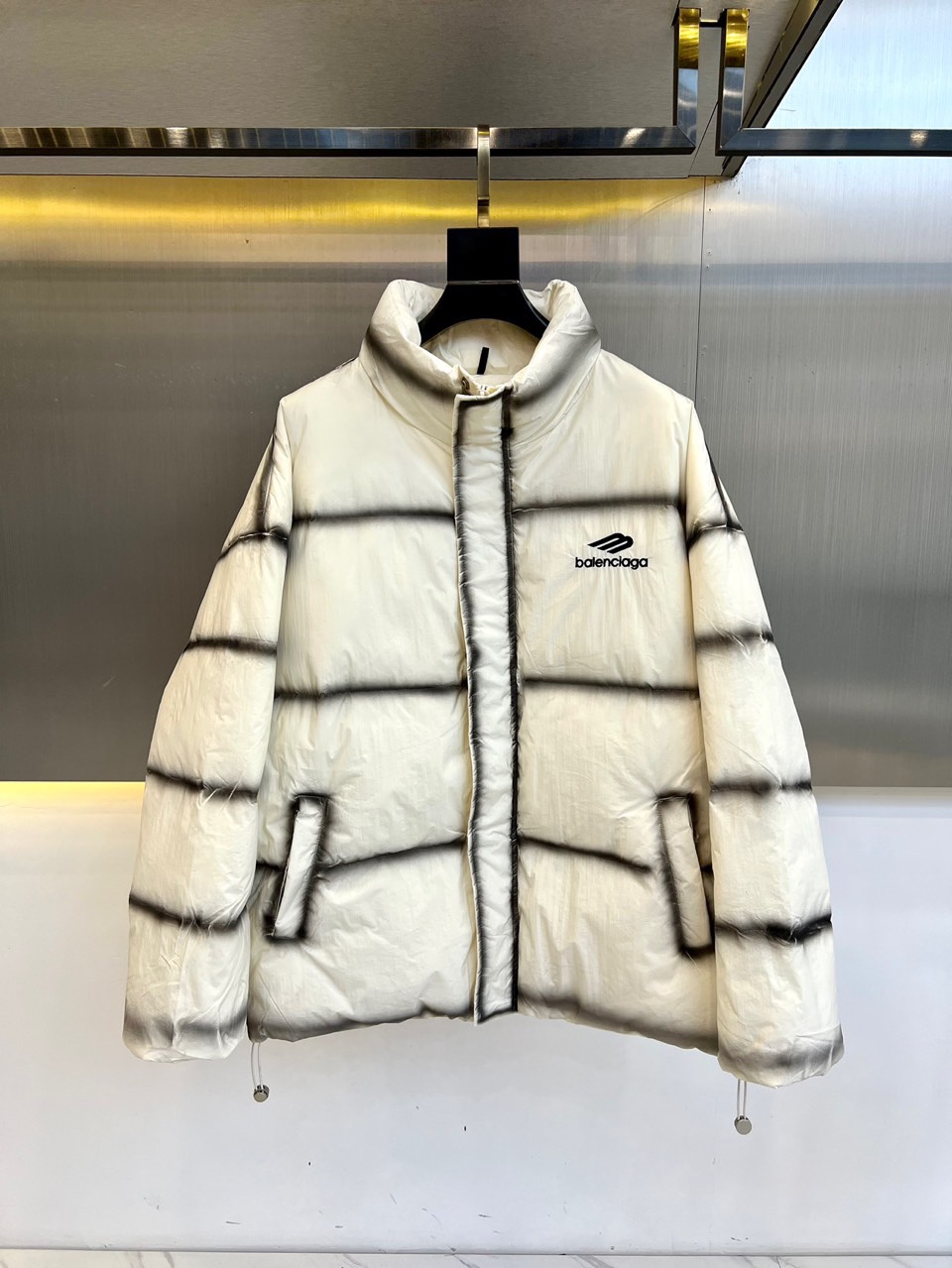 Balenciaga巴黎世家超高级的高街风奢华感绝对秒杀一波羽绒服超帅气的立领款设计上身有型有款90白鸭