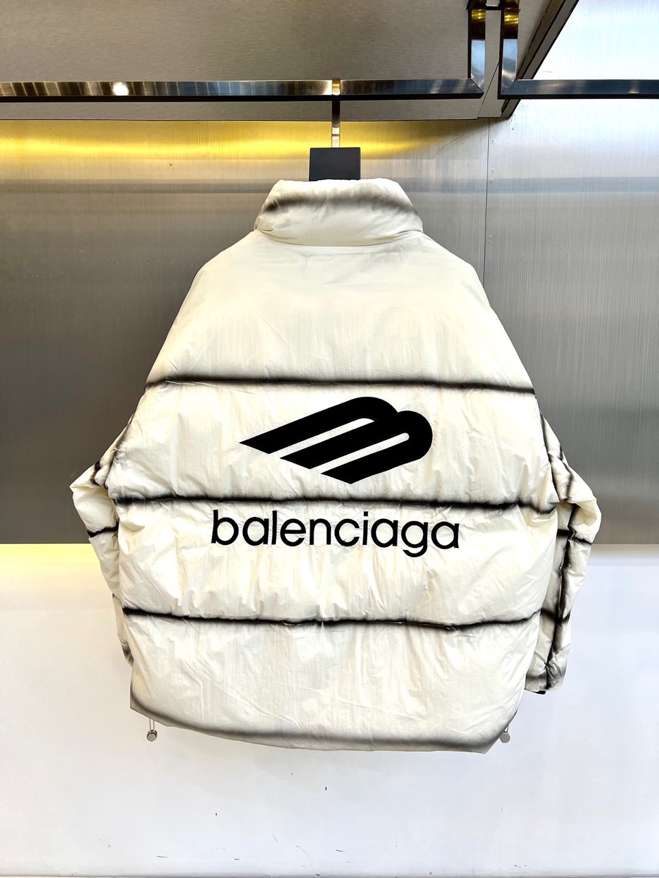 Balenciaga巴黎世家超高级的高街风奢华感绝对秒杀一波羽绒服超帅气的立领款设计上身有型有款90白鸭