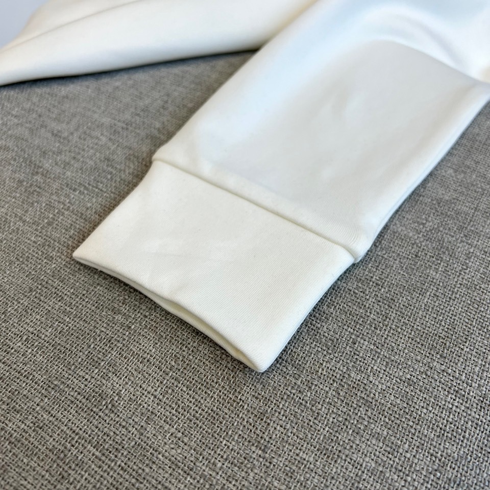   Arm阿玛尼、24s秋冬最新款圆领中领打底T恤，面料采用双面高支兰精莫代尔，入手便知非常柔软，上身亲