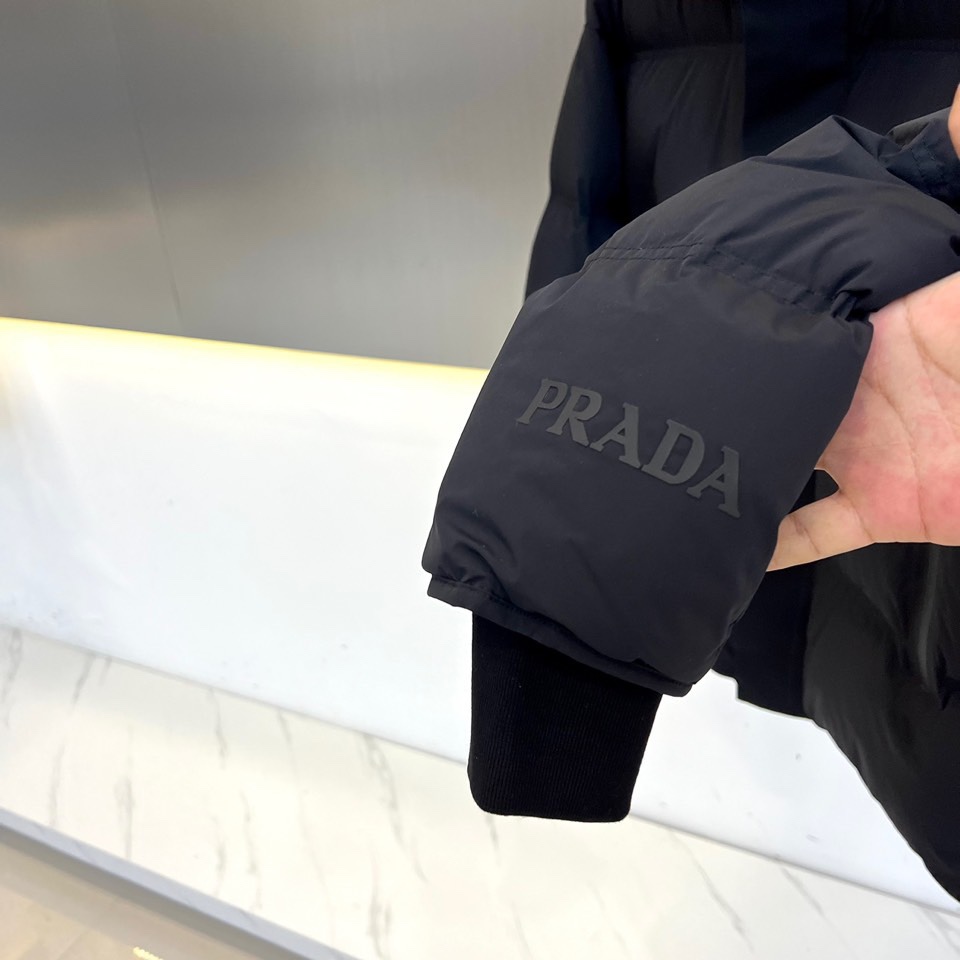 Prad/普拉达白鹅绒24FW秋冬新品保暖加厚防水休闲连帽羽绒服Prada将经典PradaLineaRo