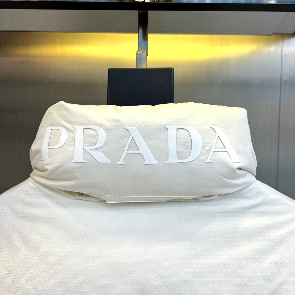 Prada/普拉达鹅绒24秋冬新款三角标立领鹅绒羽绒服防水防风羽绒服保暖外套！Prada将经典Prada