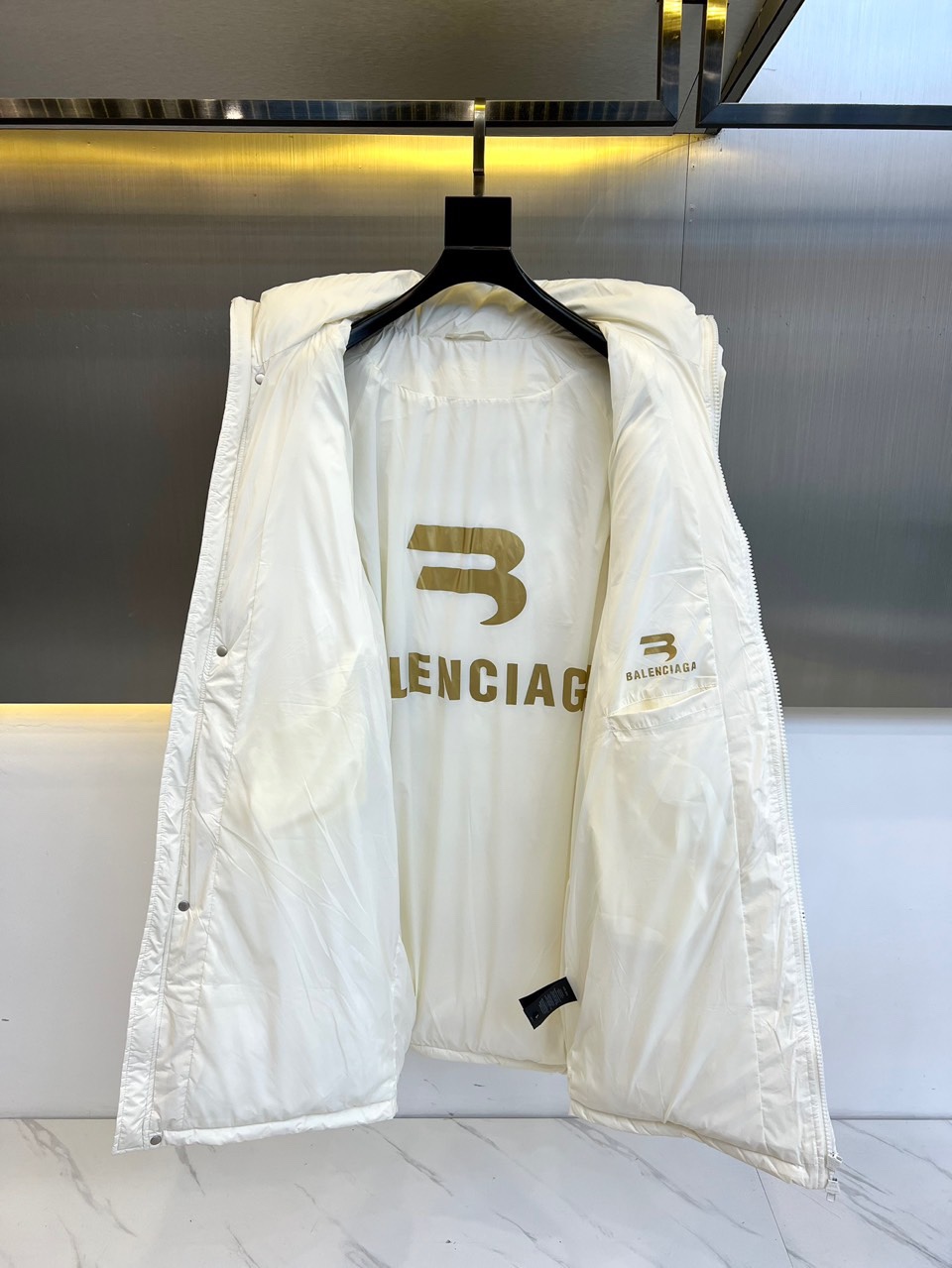 Balenciaga巴黎世家24秋冬新品长款连帽羽绒服超高级的高街风上身有型有款90白鸭绒面料是100%