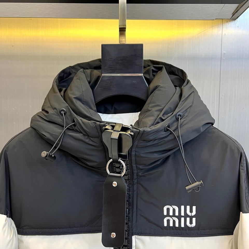 Miumiu缪缪24s新品发售卫衣连帽棒球羽绒服宽松廓形羽绒夹克外套拼接加厚双层卫衣面料帽上身挺括有型帅