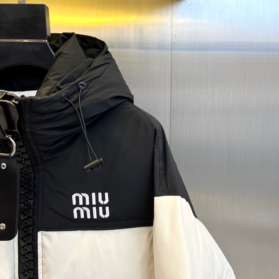 Miumiu缪缪24s新品发售卫衣连帽棒球羽绒服宽松廓形羽绒夹克外套拼接加厚双层卫衣面料帽上身挺括有型帅