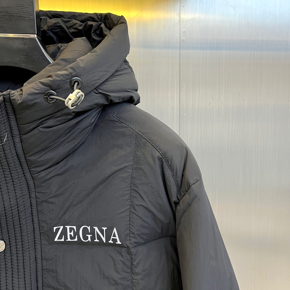 Zegna/杰尼亚24秋冬新款男士保暖连帽羽绒服外套独特的丝滑绸缎质感里料带来光滑透气度的同时细腻亲肤出