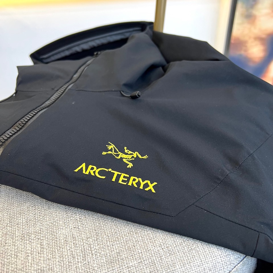 ARCTERYX始祖鸟高端定制户外冲锋衣鸟家三合一埃尔法SV系列6代带救援反射器还原zP该有细节超强防水