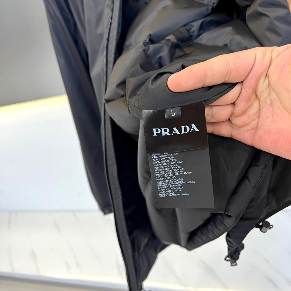 Prada普拉鹅绒24ss新款连帽加厚保暖中长款连帽羽绒服外套面料采用再生Re-Nylon环保的Re-N