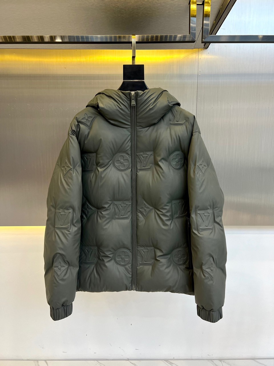 LV24AW满身浮雕LOGO印花MonogramBoyhood连帽羽绒服外套任由温暖恣意包裹混纺塑造超大