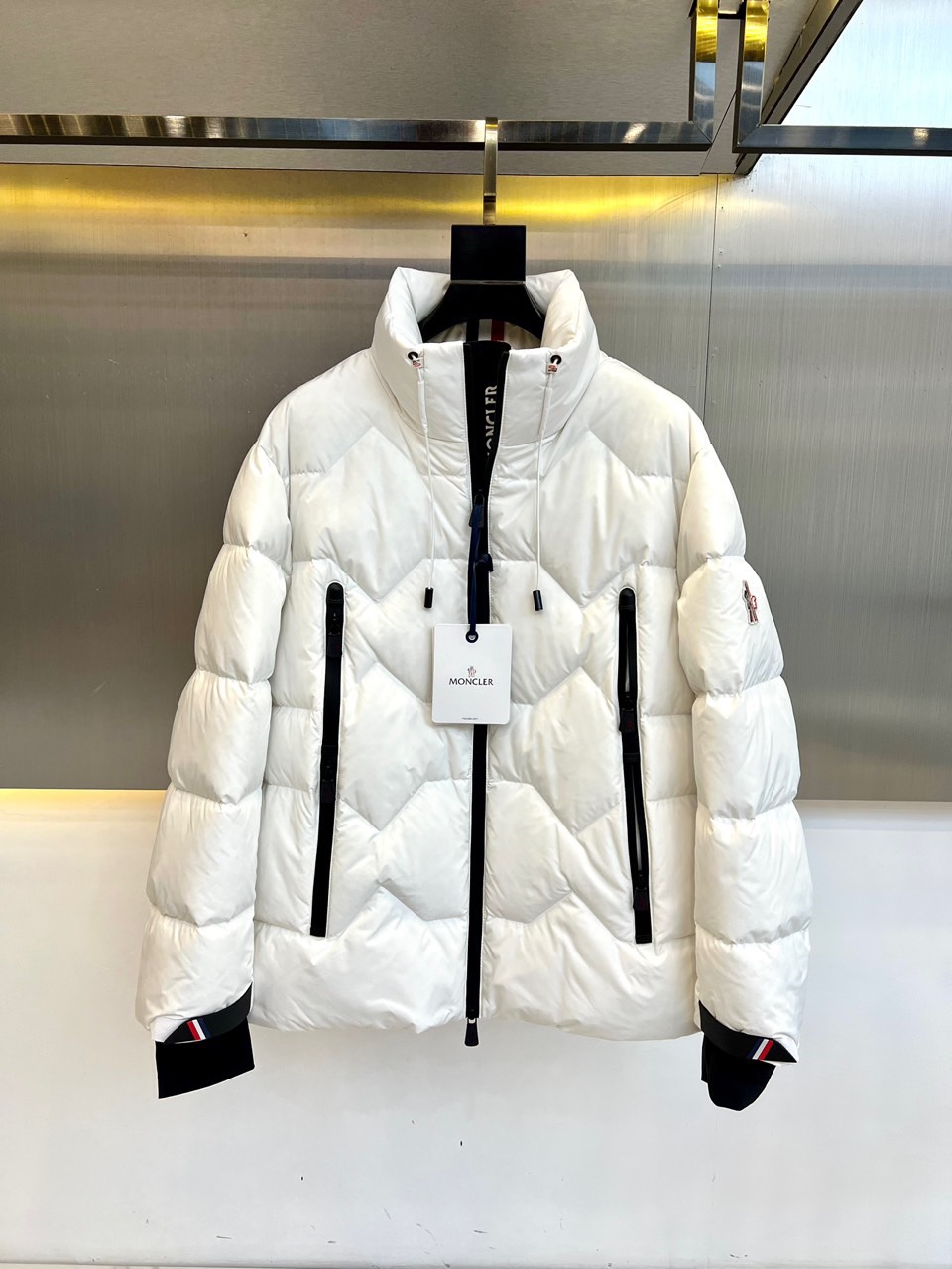 Moncler蒙口鹅绒24蒙口秋冬重磅限定滑雪系列机能防水羽绒夹克男女同款重工压胶条纹装饰时尚短款拉链连