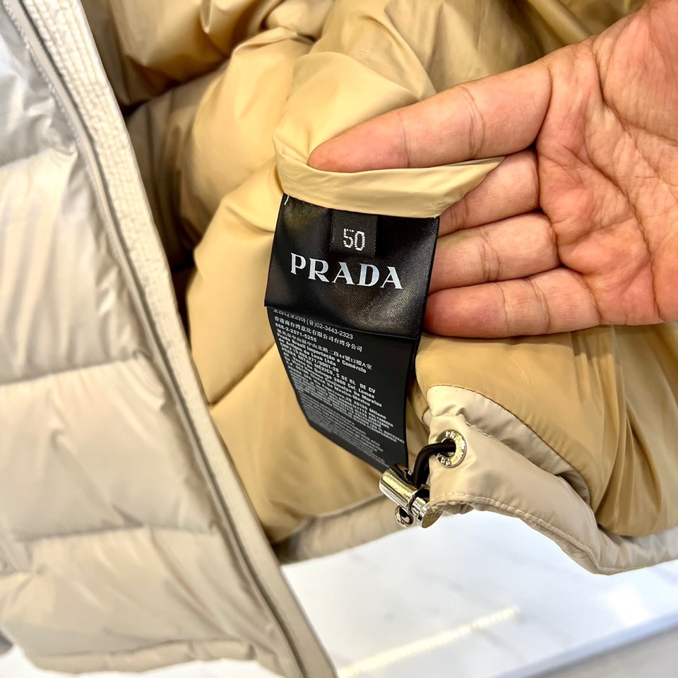 Prada/普拉达24款冬季法郎金属三角标连帽羽绒服外套现货P家立领羽绒面料夹克防水防风羽绒服保暖外套！