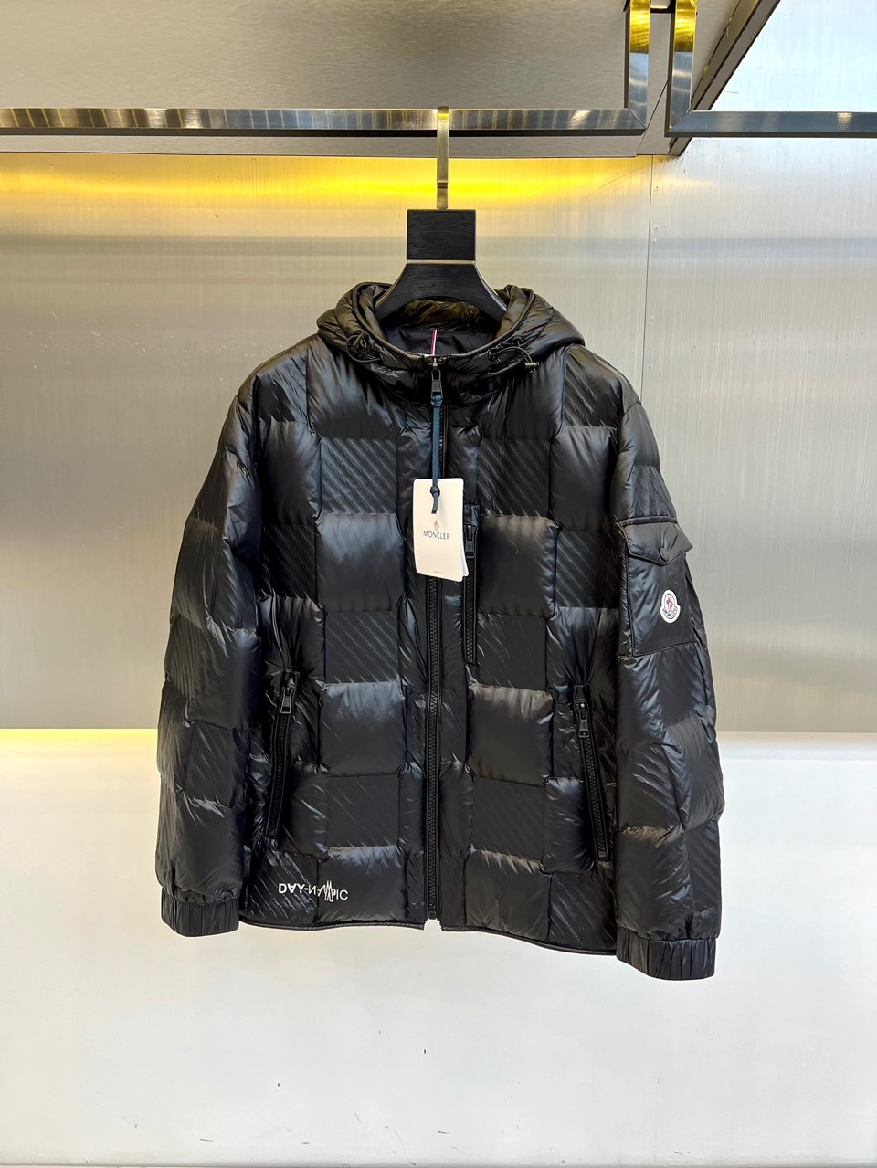 Moncler蒙口24FW新品发售官网同步男士菱形格羽绒服外套采用了客供定制的尼龙面料触感轻盈软糯丝滑且