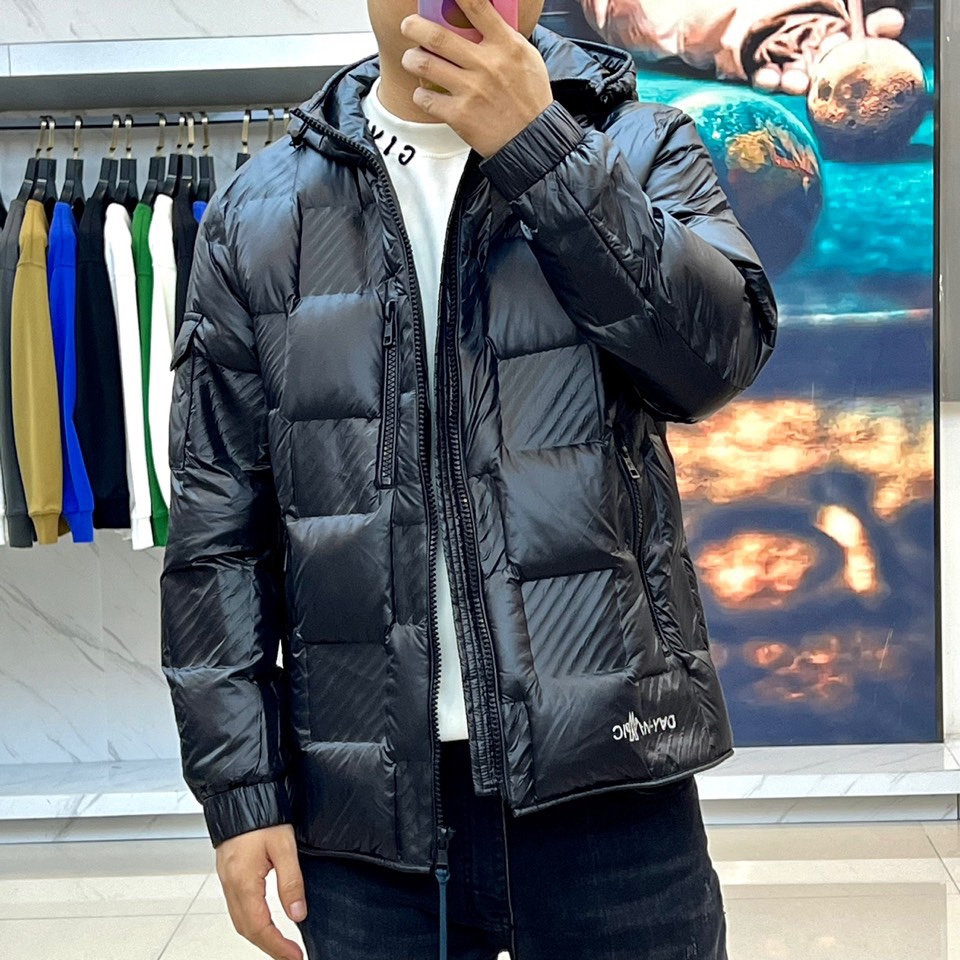 Moncler蒙口24FW新品发售官网同步男士菱形格羽绒服外套采用了客供定制的尼龙面料触感轻盈软糯丝滑且