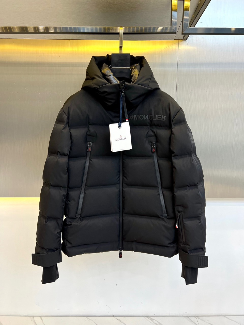 NO:745078,Special offer Special offer products are non-refundable and non-exchangeable. The listed price is the actual price. Moncler mask (pure goose down), 24 mask autumn and winter heavyweight limited ski series functional waterproof down jacket, men's and women's heavy-duty taped stripe decoration fashion short zipper hooded down jacket!  On sale simultaneously on the official website!  The collision of brand and functionality, the combination of Japanese high-tech functional performance fabrics and M family fashion aesthetics, creates this season's outstanding ski functional clothing!  The most powerful ski jacket is online at the end of this year, and most of the popular styles are out of stock at the counter!  It is made of selected custom-made high-density nylon waterproof fabrics. The surface of the fabric has a symmetrical design with heavy-duty rubber strips. It is pressed with high temperature by imported machines, making it visually more three-dimensional and contoured, and full of high-end and luxurious atmosphere!  The interior is filled with high-content down, which makes it feel soft, fluffy and resilient. The warmth is naturally guaranteed, and it can easily cope with cold climates and environments!  The two sections of the placket are adjustable and custom-made with a fully taped two-way zipper closure, which greatly improves the windproof and waterproof effect. The black rubber ring zipper pull design has all the functional details of outdoor ski wear!  The casual and loose hooded down jacket is cut in a casual and loose fit, which shapes the body very well, and you can feel its extraordinary and exquisiteness!  This autumn and winter, we recommend ski suits that are carefully created and crafted by both parties. They are super products worth buying!  Sizes 1-5 (model 173,143 pounds upper body size 2),,Moncler,jackets & coats,jackets & coats,down jacket,hats,19860909特价 特价产品不退不换 标价就是实价 Moncler蒙口（纯鹅绒）、24蒙口秋冬重磅限定滑雪系列机能防水羽绒夹克,男女同款重工压胶条纹装饰时尚短款拉链连帽羽绒服外套！同步官网发售！品牌与功能性的碰撞,日本高科技功能性能面料与M家时尚美学相结合,打造这季出色的滑雪机能服！ 本年底最强悍的滑雪夹克上线,柜台基本都在缺货断货状态的王炸款式！精选客供定制高密度尼龙防水面料制成,面料表面超重工压胶条对称设计,通过进口机器高温压烫,令视觉上更加立体有轮廓感,充满着十足的高级感与奢华气息！内里高含量羽绒填充,手感柔软蓬松富有回弹力,暖性自然得到保障,能够轻松应对寒冷的气候与环境！门襟两段可调节客供定制全压胶双向拉链闭合,大大提升了防风防水效果,黑色橡胶环形拉链头设计,户外滑雪服所有的功能性细节都有！休闲宽松的连帽羽绒夹克版型裁剪,对身体的塑形非常到位,也能感受到它的不凡与精致！这个秋冬双方用心创作与倾心打造的滑雪服推荐,超级值得入手的臻品！1-5码（模特173,143斤上身2码）,,Moncler,jackets & coats,jackets & coats,down jacket,hats,,Men's clothing