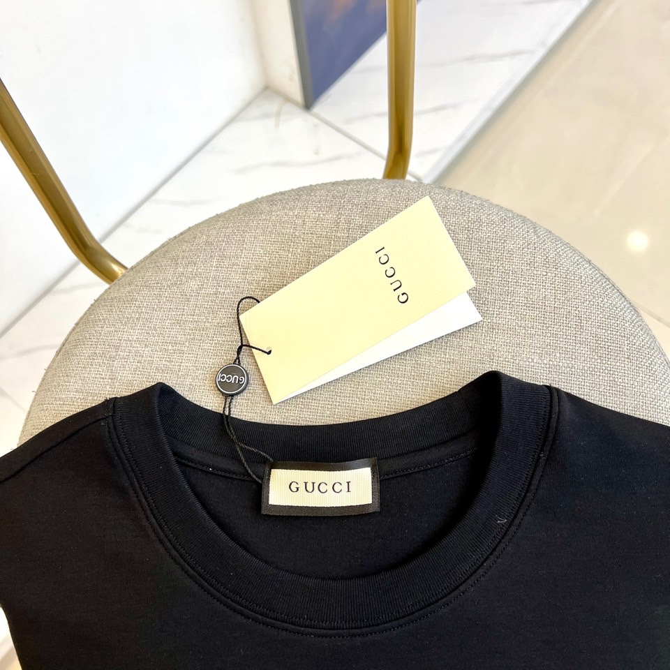 Gucci 2025 Spring Long-Sleeved T-Shirt Collection: Soft, Stylish, and Sophisticated Dual-Fabric Designs - 图片 3