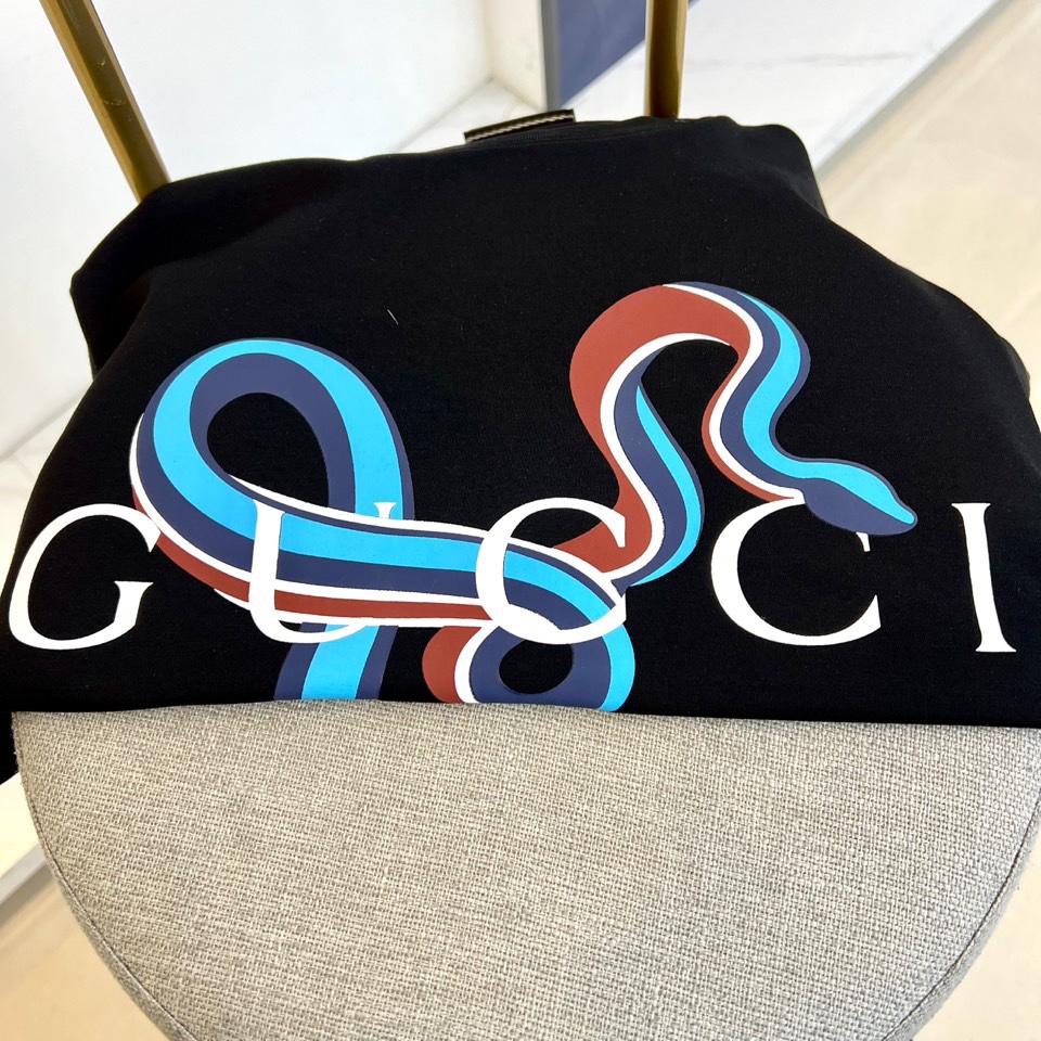 Gucci 2025 Spring Long-Sleeved T-Shirt Collection: Soft, Stylish, and Sophisticated Dual-Fabric Designs - 图片 4