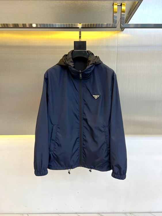 NO:423277,Prad, 2025 spring and summer new double-sided hooded jacket, classic enamel metal logo design on the chest, original fiber innovative technology fabric, simple, neat and refreshing business, quality workmanship details can stand any form of inspection, absolutely large manufacturers produce OEM, presenting a brand new look, giving you a unique upper body experience!  All of them have undergone strict selection process, original customized metal hardware zippers, simple, elegant and versatile style, elegant and handsome on the upper body, and a brand new visual feeling!  Invincible appearance, the details are very good, the upper body is not picky, the must-have model is reserved. 48-56 (model 173, 143 catties upper body 50 sizes), prada, prada, jackets & coats, jackets & coats, hats, alexander wang19860909Prad普拉、2025春夏新品双面穿连帽夹克外套,胸前经典珐琅金属标设计,原版纤维创新科技面料 简洁利落又清爽商务,品质做工细节经得起任何形式检验,绝对大厂代工出品 呈现一种焕然一新,赋予你与众不同的上身体验！均经过严格的挑选工序,原版定制金属五金拉链,简约大方百搭款 上身优雅帅气,焕然一新的即视感！品相无敌,细节都很到位,上身不挑人,必入的自留款.48-56（模特173,143斤上身50码）,,prada,prada,jackets & coats,jackets & coats,hats,alexander wang,Men's clothing