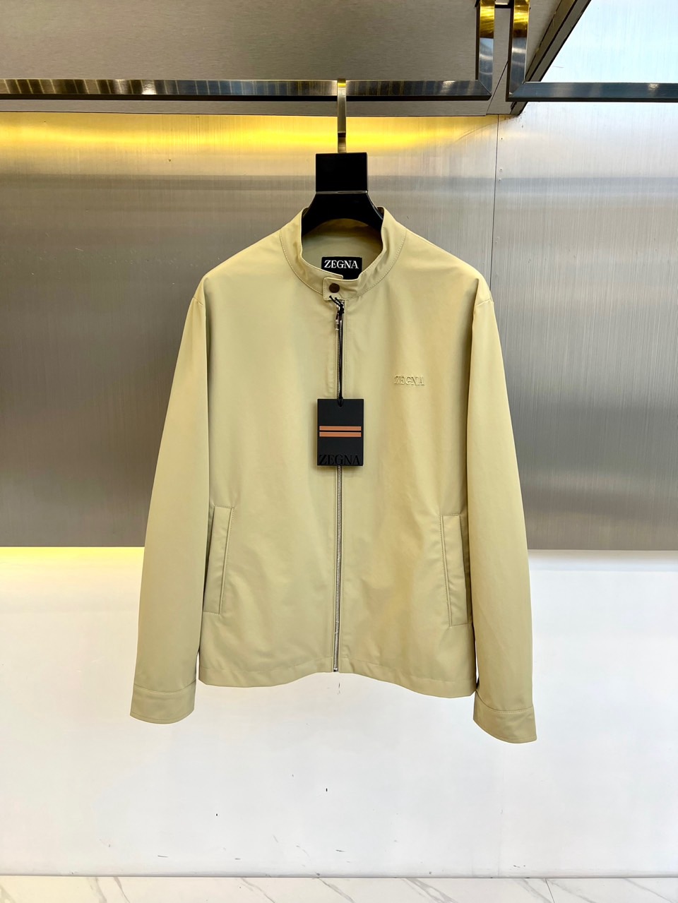 NO:423318,Zenga, 2025 early spring new men's business and casual Harrington jacket jacket. British Harrington Commuter Jacket This is an upgraded Harrington jacket. The traditional Harrington may be too business-oriented, while the previous commuter jacket products are relatively monotonous. We removed the lining to make the garment lighter, cleverly blending the Harrington collar shape into the style of the commuter jacket. The three-dimensional splicing and tailoring of the front and side seams complements the lightweight Toray Primeflext 'cotton fabric, and the upper body of the garment is light and comfortable. Repeated considerations make the work better adapt to the commuter and leisure needs in spring. 48-56 (model 173, 143 catties upper body 50 yards), zegna, jackets & coats, jackets & coats, alexander wang19860909Zenga杰尼亚、2025早春新品男士商务休闲哈灵顿夹克外套.英伦哈灵顿通勤夹克 这是一件升级款的哈灵顿夹克.传统的哈灵顿可能过于的商务气息,而以往通勤夹克产品又比较单调.我们去掉了里衬,让成衣更轻,将哈灵顿的领型巧妙糅合通勤夹克的版型,前片与侧缝的立体拼接剪裁与轻量化的东丽Primeflext'棉感面料相得益彰,成衣上身轻盈舒适.反复推敲让作品更好的适应春季的通勤与休闲需求.48-56（模特173,143斤上身50码）,,zegna,jackets & coats,jackets & coats,alexander wang,Men's clothing